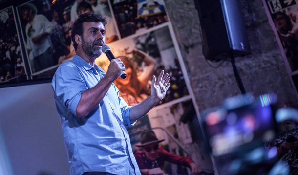  Se o deputado estadual Marcelo Freixo (PSOL) quiser disputar o governo do estado do Rio de Janeiro, tanto o PT quanto o PCdoB estão dispostos a retirarem suas candidaturas a governador para apoiá-lo; "O momento requer que deixemos de lado as vaidades partidárias", diz o presidente do PT-RJ, Washington Quaquá; "O Freixo é o único na esquerda com densidade eleitoral e política para disputar com imensa chance de vitória", completa