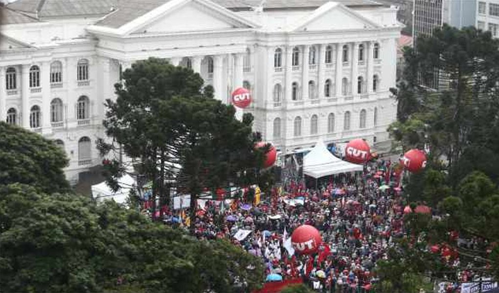 Militantes de movimentos sociais começam se concentrar na Praça Santos Andrade (UFPR), no Centro de Curitiba, e planejam marchar rumo à sede da Superintendência da Polícia Federal, no bairro Santa Cândida, na capital paranaense; além da concentração no centro curitibano, metalúrgicos fecharam a BR-277 que liga a capital ao Litoral; movimento ocorre nas proximidades do aeroporto Afonso Pena, em São José dos Pinhais, região metropolitana