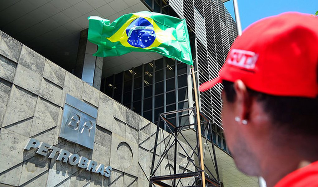 "A Lava Jato cria esse pano de fundo de uma Petrobras quebrada por conta da corrupção. Estão fabricando esse déficit justamente para dar a impressão de uma empresa quebrada, para justificar sua venda. Mas qualquer analista sério que olhar os dados da Petrobras com mais cautela vai ver que a empresa é sólida. Tanto que ela cumpriu todas as metas operacionais de 2017, como o aumento da produção, e o lucro operacional", pondera Cibele Vieira, diretora da FUP