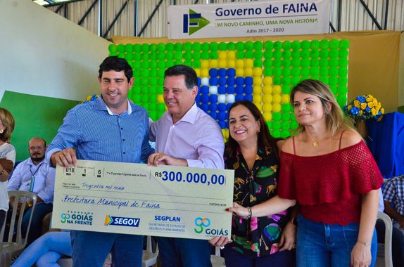 Na cidade de Faina para inaugurar cinco pontes e repassar as primeiras duas parcelas do recurso de R$ 1,5 milhão proveniente do programa Goiás na Frente, o governador Marconi Perillo destacou que nos últimos oito meses visitou os 246 municípios goianos, alguns mais de uma vez, e sempre levou obras, benefícios e realizou inaugurações nessas visitas; “Já são 300 visitas aos municípios, e nunca fui de mãos vazias. Ou inaugurei obras, ou levei recursos para os prefeitos e benefícios para a população”, disse
