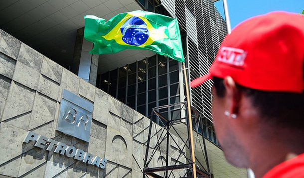 "A Lava Jato cria esse pano de fundo de uma Petrobras quebrada por conta da corrupção. Estão fabricando esse déficit justamente para dar a impressão de uma empresa quebrada, para justificar sua venda. Mas qualquer analista sério que olhar os dados da Petrobras com mais cautela vai ver que a empresa é sólida. Tanto que ela cumpriu todas as metas operacionais de 2017, como o aumento da produção, e o lucro operacional", pondera Cibele Vieira, diretora da FUP