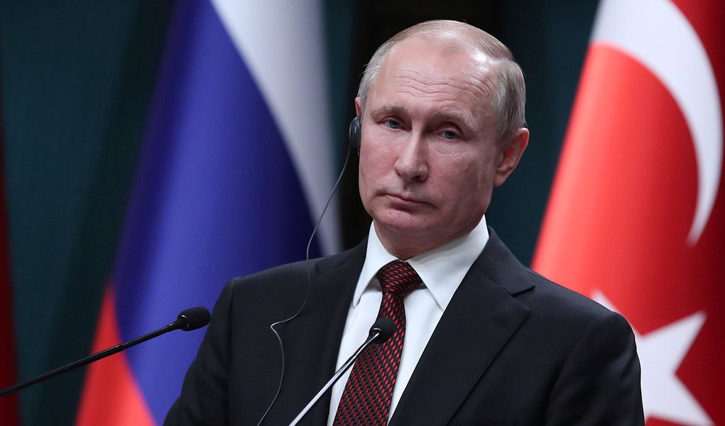 Presidente russo, Vladimir Putin, disse que o Estado Islâmico foi derrotado na Síria, mas que o grupo ainda detém seu potencial destrutivo e que pode atacar países por todo o mundo; "É evidente que, apesar de sua situação militar, esse grupo terrorista detém um significativo potencial destrutivo e a habilidade de mudar suas táticas rapidamente e atacar países e regiões ao redor do mundo", alertou Putin