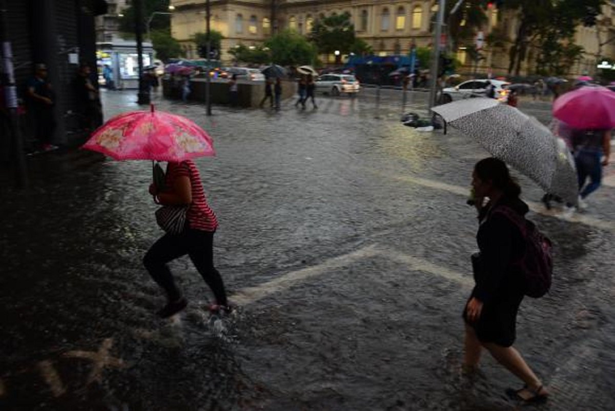 A cidade de São Paulo entrou em estado de atenção para alagamentos na tarde de hoje (30). Segundo o Centro de Gerenciamento de Emergências Climáticas (CGE), as regiões da Zona Sul, Sudeste e Marginal Tietê estão em estado de atenção. Conforme imagens do radar meteorológico, a chuva é forte com potencial para queda de granizo, principalmente entre os bairros do Mboi Mirim, Capela do Socorro e Santo Amaro