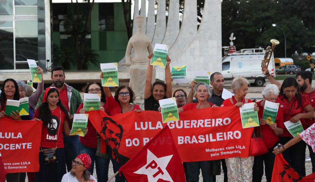 Em mais um protesto em defesa do ex-presidente Lula, o Coletivo Rosas Pela Democracia e o Comitê de Mulheres com Lula – com apoios do Núcleo de Base do Congresso Nacional Marisa Letícia e do Núcleo Defesa Democracia – realizaram num protesto em frente ao Supremo Tribunal Federal denominado “Respeitaço”. “O ex-presidente Lula é inocente e não cometeu crime algum. E essa prisão coloca mais uma vez o nosso País nas páginas dos jornais internacionais por um motivo vergonhoso”, afirmou Cláudia Regina, uma das organizadoras da manifestação
