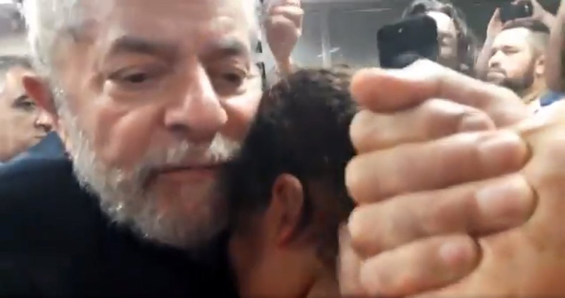 Em um vídeo emocionante que circula nas redes sociais, o ex-presidente Lula consola uma militante que chora no Sindicato dos Metalúrgicos do ABC, em São Bernardo, na noite desta quinta, após a ordem de prisão de Sergio Moro; "Fique tranquila, querida. Fique tranquila, tá. Tudo vai dar certo. Os justos vencerão", diz Lula, beijando a testa e abraçando a jovem; assista