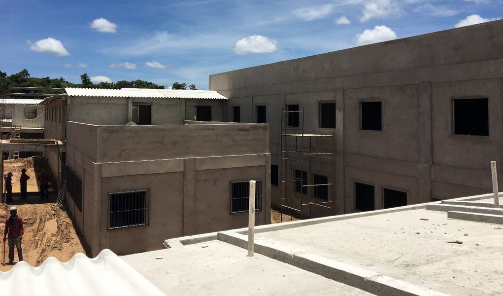 Com 70% de obras executadas, a Cadeia Pública de Altos é uma grande aposta do governo em modernização, segurança prisional e humanização, contando com estrutura de saúde e de tratamento de dependência química, além de módulo educacional; prevista para ser entregue em junho deste ano, a Cadeia tem uma área de 5,5 mil metros quadrados, fica ao lado da Colônia Agrícola Major César Oliveira, a 20 km de Teresina, e tem capacidade para 603 detentos que serão distribuídos em três pavilhões