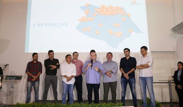 O cronograma do plano de expansão de Wi-Fi em Fortaleza, lançado ontem pela Prefeitura de Fortaleza, prevê a instalação do sinal de internet em 60 praças da Capital no prazo de um ano.  “Quando levamos internet gratuita para uma área de lazer, estamos promovendo a inclusão digital. A ideia é transformar Fortaleza em uma cidade mais conectada. Os locais escolhidos são em todas as sete Regionais de Fortaleza, com maior uso ou que serão reformadas, e em toda a orla da cidade”, declarou o prefeito Roberto Cláudio (PDT)