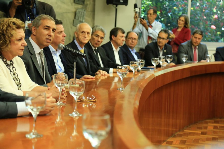 “Esse é o estado que queremos, que busca a partir das oportunidades incluir as pessoas num processo de esperança, seja individual, seja coletivo”, afirmou o vice-governador Zé Eliton, durante assinatura de decreto que normatiza isenções, incentivos e benefícios fiscais concedidos pelo estado; ao falar da convalidação dos incentivos, Eliton fez uma analogia com o direito penal e destacou que a matéria, que hoje consolida uma conquista do setor produtivo goiano, é uma expressão do livre direito de defesa; “Defesa do direito de crescer, de desenvolver, de gerar emprego e de abrir perspectivas para as famílias”, explicou