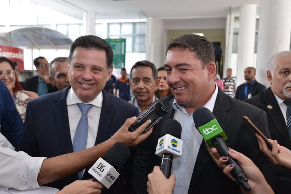 O governador Marconi Perillo (PSDB) fez uma visita oficial ao presidente da Assembleia Legislativa, José Vitti (PSDB), nesta sexta-feira (6). Marconi foi recebido no Salão Nobre do Palácio Alfredo Nasser por deputados, diretores e servidores da Casa; o governador destacou parceria entre os poderes Executivo e Legislativo, afirmando que o apoio da Casa foi fundamental para que Goiás vencesse a pior crise da história do país; "Quero agradecer o presidente José Vitti e o conjunto dos deputados pelo respaldo às medidas duras que tivemos que tomar para fazer face a crise", disse