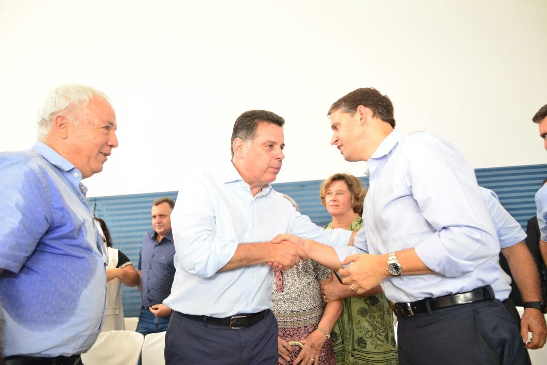 O deputado federal Thiago Peixoto (PSD-GO) destacou, nesta terça (20), o papel importante do governador Marconi Perillo (PSDB) na transformação de Goianésia em um polo regional de saúde; ele destacou que a consolidação do município no cenário goiano tem muito a ver com o trabalho do tucano ao longo de suas gestões, com a entrega de vários resultados, obras e serviços; declarações de Thiago foram durante a inauguração de Centro de Referência e Excelência em Dependência Química (Credeq) e de Unidade Estadual de Saúde Especializada (Use), além de melhorias nos sistemas de tratamento de esgoto e de abastecimento de Goianésia