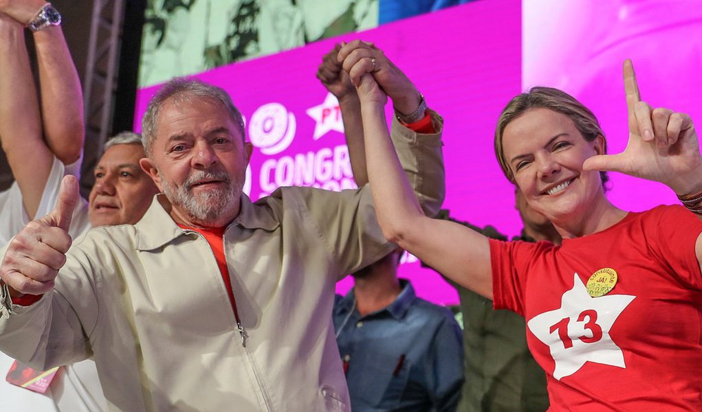 "Vamos continuar defendo a democracia. A nossa militância tem conversado com a população para explicar a situação do processo do presidente Lula. É uma oportunidade de falar da condenação injusta e da perseguição que ele sofreu. A militância está mobilizada para levar o esclarecimento para a opinião pública e fazer a defesa veemente da Constituição brasileira", disse ainda a senadora Gleisi Hoffmann a Juca Guimarães, do Brasil de Fato