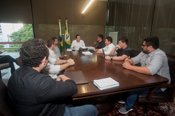 Entre as medidas anunciadas pelo governador Camilo Santana (PT) estão o aumento diferenciado para os profissionais de carreira e temporários; o lançamento do concurso público no primeiro semestre de 2018; a implantação das promoções dos referidos profissionais e a ampliação definitiva para professores que entraram no serviço público antes de 2004. “Estamos honrando mais uma vez nosso compromisso na valorização do professor, na valorização da carreira do magistério Estadual. Quero reforçar que a construção do futuro melhor para o Ceará passa pela Educação”, afirmou Camilo