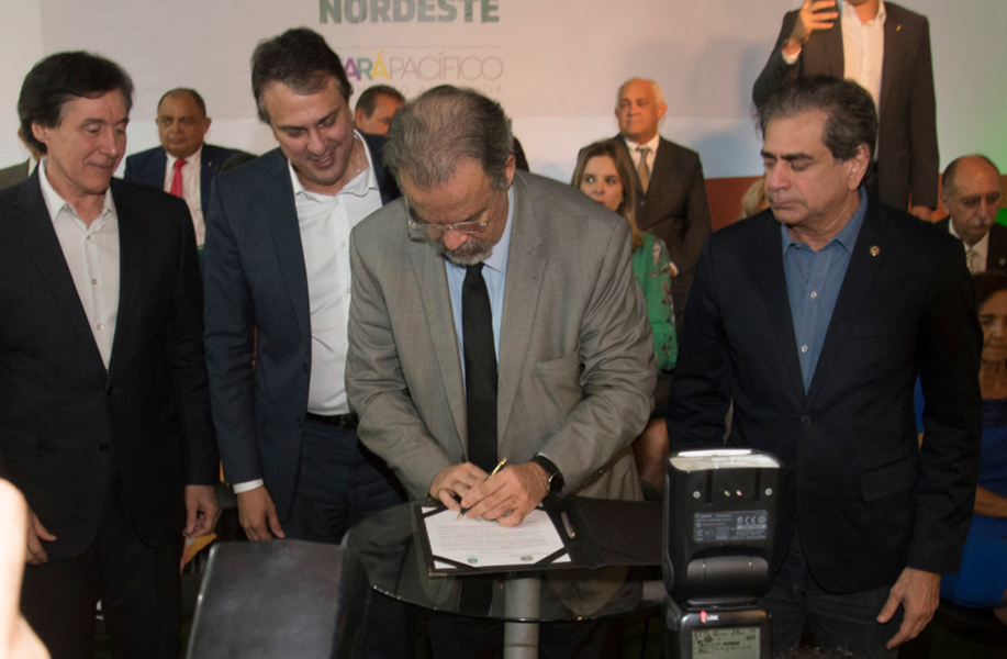 “O Estado é maior e mais forte do que qualquer organização criminosa”, afirmou o governador Camilo Santana (PT) nesta quinta-feira (15), durante o lançamento do Centro de Inteligência Integrada da Polícia Federal em Fortaleza. Presente na solenidade, o ministro da Segurança Pública, Raul Jungmann, pediu um minuto de silêncio pela morte da vereadora Marielle Franco (Psol-RJ) e por todas as pessoas vítimas de violência no País e disse que nenhum destes “bárbaros crimes ficarão impunes”