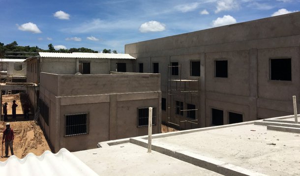 Com 70% de obras executadas, a Cadeia Pública de Altos é uma grande aposta do governo em modernização, segurança prisional e humanização, contando com estrutura de saúde e de tratamento de dependência química, além de módulo educacional; prevista para ser entregue em junho deste ano, a Cadeia tem uma área de 5,5 mil metros quadrados, fica ao lado da Colônia Agrícola Major César Oliveira, a 20 km de Teresina, e tem capacidade para 603 detentos que serão distribuídos em três pavilhões