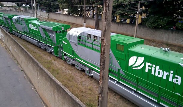 Os acionistas controladores da empresa brasileira de celulose Fibria Celulose SA A concordaram em fundir a empresa com a rival Suzano Papel e Celulose SA para criar o maior produtor mundial de celulose de mercado, de acordo com um comunicado; acionistas Votorantim Participações SA e BNDESPar, decidiram a favor da proposta da Suzano, mesmo depois de o rival holandês Paper Excellence BV ter elevado sua proposta pela Fibria na quarta-feira