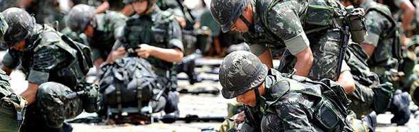 Agora como farsa, mas uma farsa cruel, a história está se repetindo à frente de nossos olhos, com seu cortejo de apodrecidos meios de comunicação, militares ansiosos por dar alguma função a seu treinamento, e justamente contra o povo que os arma e lhes paga, juízes ansiosos para estar do lado vencedor e pessoas comuns, aquelas “de bem”, apoiando o “retorno imediato à ordem”