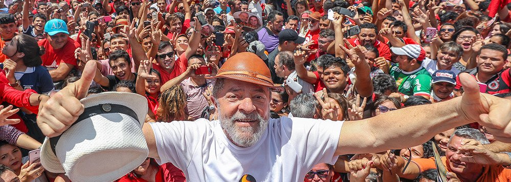 Nesta quarta-feira (4), quando será votado o pedido de habeas corpus do ex-presidente Luiz Inácio Lula da Silva, a CUT, as frentes Brasil Popular e Povo Sem Medo, junto à militância do PT, promoverão grande ato público na área em frente ao Supremo Tribunal Federal (STF), em Brasília; "Nós entendemos que defender lula é defender um país com direitos trabalhistas, um país com garantia de aposentadoria, com justiça e igualdade social para todos", afirma Rodrigo Britto, presidente da CUT Brasília