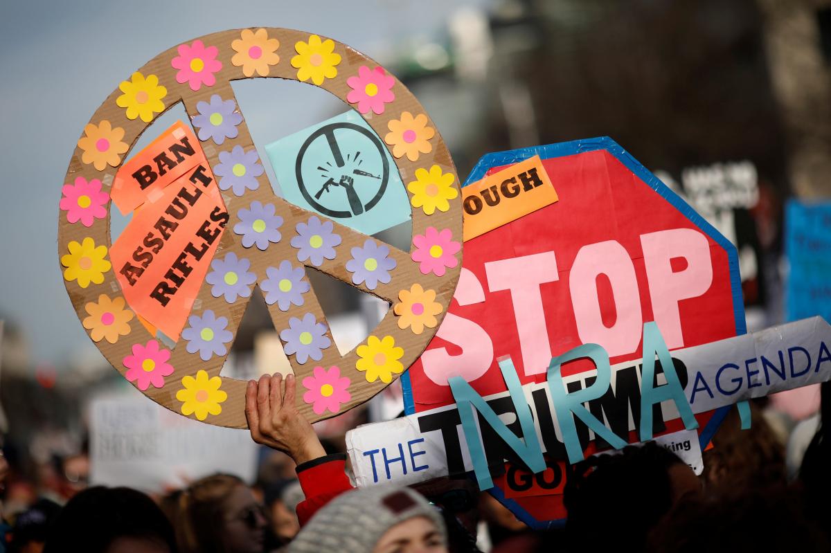 A grande passeata pela paz, contra a violência, pelo controle das armas, nesse sábado, em várias cidades americanas e europeias, com destaque fantástico em Washington, com mais de 500 mil manifestantes nas ruas, é um novo momento da humanidade, cansada de violência, da economia de guerra que divide o mundo, da pregação tipo a de Bolsonaro, do pessoal da bancada da bala, desses ruralistas brasileiros, conservadores e reacionários, que levantaram seus fuzis e facões contra Lula no Rio Grande do Sul etc