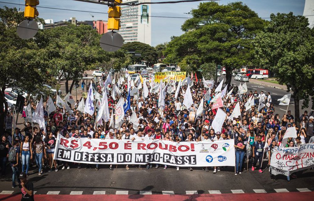 O prefeito Nelson Marchezan Jr. (PSDB) sancionou a lei que prevê multas de até R$ 401.450 para quem “embaraçar ou impedir, por qualquer outro meio, o livre trânsito de pedestres e veículos nos locais públicos”; chamada de lei Antivandalismo, o prefeito a considera “ousada e traz um grande avanço para a cidade”; no entanto, a União Municipal dos Estudantes Secundaristas de Porto Alegre (Umespa) discorda: “Somos contrários ao projeto que multa as manifestações. Hoje, manifestar é um direito da população e dos estudantes, de alguma forma, para intimidar e reprimir os atos, eles vêm com essa ação de multar”