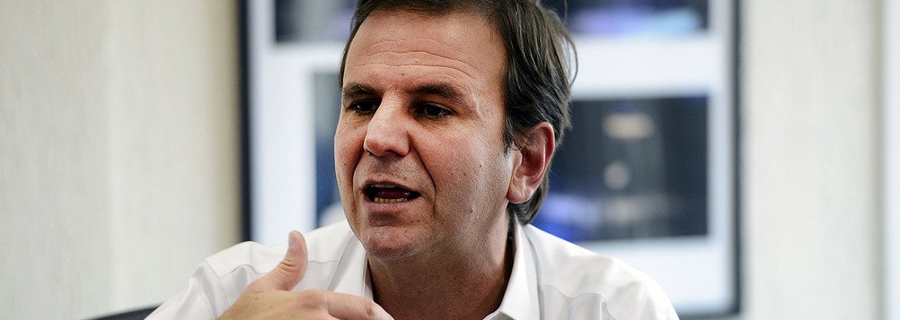 O ex-prefeito do Rio de Janeiro Eduardo Paes deve deixar o MDB e se filiar ao PP, de acordo com informação publicada nesta segunda-feira (19) pela coluna de Vera Magalhães; Paes é visto como um sobrevivente no MDB-RJ; o partido foi duramente atingido por causa da Operação Cadeia Velha, que investiga um esquema de recebimento de propina por parte de emedebistas em troca de favorecimento a empresários do setor de transporte, além de que o governador Luiz Fernando Pezão enfrenta sérias dificuldades na área econômica e o ex-governador Sergio Cabral está preso