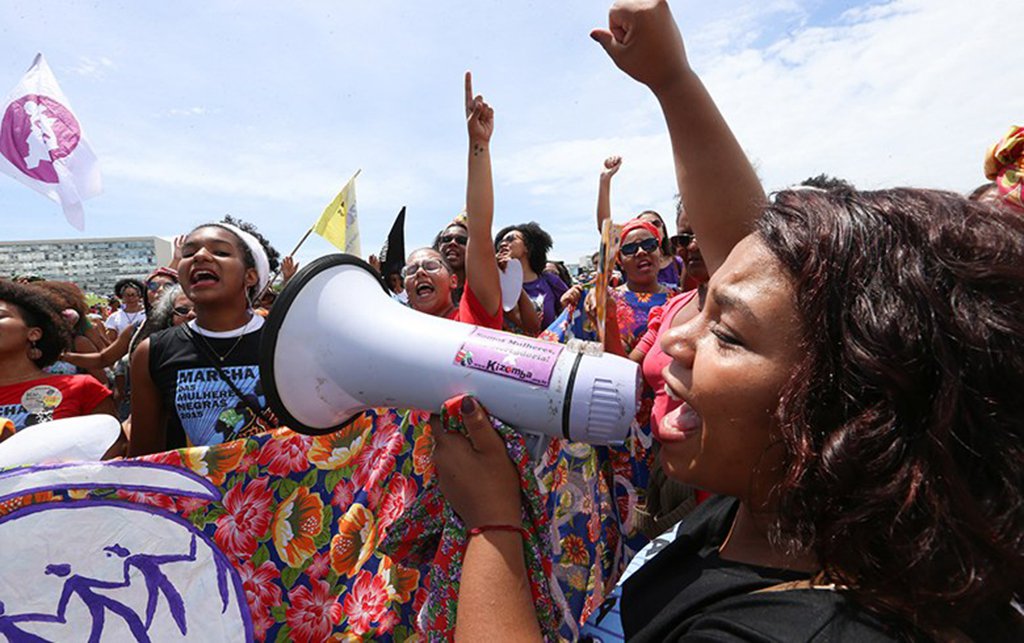 A falta de conhecimento, de instrução e de influência da mulher, no que diz respeito a ter o controle de sua própria vida, no decorrer de milênios, levou-a a uma perversa e injusta condição de submissão e subalternidade