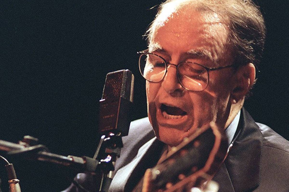 Após longa maratona judicial, Bebel Gilberto, filha do cantor e compositor João Gilberto, conseguiu na justiça o direito de arrombar o apartamento do pai; a disputa na justiça envolve os filhos mais velhos de João e sua cônjuge Claudia Faissol; a filha ainda conseguiu a interdição de João Gilberto, que acumula dívidas milionárias depois do cancelamento de um show em 2011