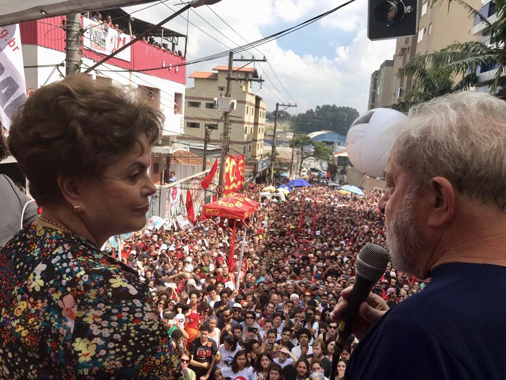 Em discurso histórico em São Bernardo do Campo (SP), o ex-presidente Lula fez uma homenagem à presidente deposta pelo golpe, Dilma Rousseff; "Quero agradecer a esta mulher. A mais injustiçada das mulheres que um dia ousaram fazer política neste País. Eu quero ser testemunha de vocês. A Dilma foi a pessoa que meu deu a tranquilidade de fazer quase tudo que eu consegui fazer na presidência da República, pela confiança, pela seriedade e pela competência técnica da Dilma. Sou grato de coração. Não teria sido o que fui sem a Dilma", disse