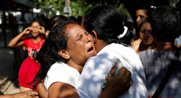 O procurador-geral da Venezuela, Tarek Saab, confirmou que pelo menos 68 pessoas morreram em um "suposto incêndio" no centro de reclusão da Polícia Estadual de Carabobo, no centro do país, onde, segundo a imprensa local, ocorreu um motim durante a madrugada; "O Ministério Público informa à opinião pública que perante os fatos terríveis acontecidos no Comando da Polícia do Estado Carabobo, onde 68 pessoas morreram por um suposto incêndio, nomeamos quatro promotores para esclarecer esses eventos dramáticos", disse Saab, pelo Twitter