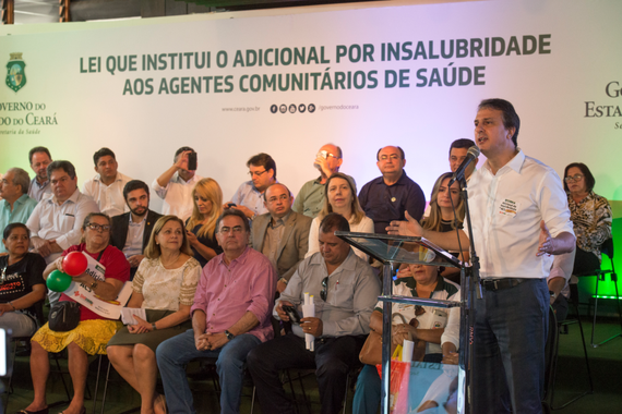 O governador Camilo Santana (PT) sancionou nesta segunda-feira (12) a lei que institui o adicional de insalubridade para os agentes comunitários. O benefício assegurado é de 20% sobre a remuneração para a categoria. “Essa sanção é um reconhecimento ao papel e ao trabalho que esses profissionais exercem para todos os irmãos e irmãs cearenses. São homens e mulheres que visitam todos os dias as residências, que orientam, que aconselham. Eles são uma mistura de várias profissões, enfermeiro, médico, psicólogo, professor. Que eles tenham sempre do Governo do Ceará a gratidão pelo grande serviço que prestam”, declarou o chefe do Executivo Estadual