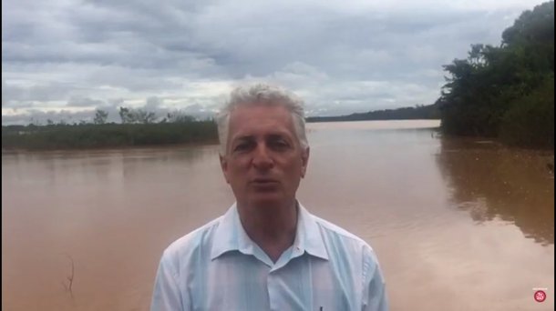 Diferente da Folha de S.Paulo, que deu reportagem de capa neste domingo sobre a transposição sem citar o nome do ex-presidente, autor da obra, o deputado estadual Rogério Correia (PT-MG) faz um vídeo na beira do rio, na divisa entre Minas e Bahia, para nomear o feito