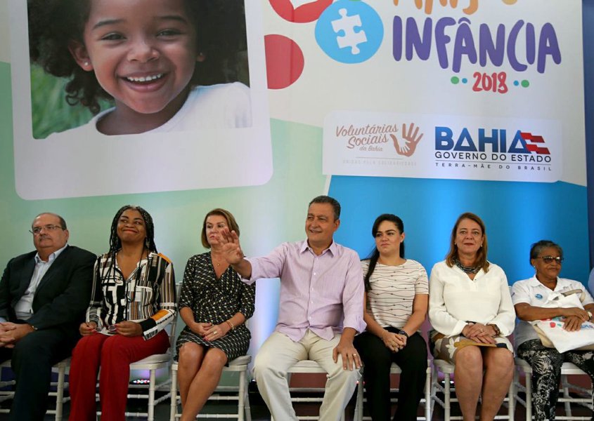 Durante aula inaugural do programa Mais Infância, o governador Rui Costa (PT) parabenizou os educadores “que vieram em uma clara demonstração de humanidade e amor ao próximo, com o intuito de cuidar da infância, momento em que as próximas gerações formam o caráter e as possibilidades de crescimento e desenvolvimento intelectual”; Mais Infância realiza encontros mensais com educadores de creches comunitárias da capital que lidam com crianças de 0 a 5 anos; no ano passado mais de 400 professores participaram da série de qualificações; este ano o número de inscritos superou a marca de 700