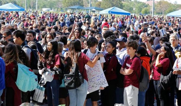 Estudantes dos Estados Unidos deixaram as salas de aula aos milhares com cartazes e slogans como "Queremos mudanças" em um protesto de costa a costa contra a violência das armas desencadeado por um massacre a tiros em uma escola secundária da Flórida no mês passado, quando 17 alunos e funcionários na escola secundária Marjory Stoneman Douglas de Parkland, na Flórida, foram assassinados; o massacre foi o mais recente de vários ocorridos em escolas e universidades dos EUA desde o ataque em Columbine