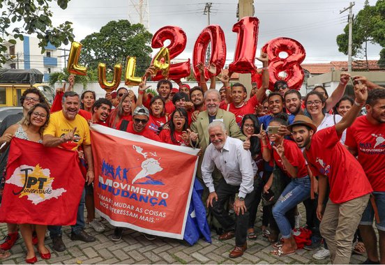 Só assim, mobilizado pela politização, fortalecido pela organização (que inclui os partidos mas que extravasam seus limites) o povo poderá assegurar eleições livres, defender os direitos de Lula e sua candidatura