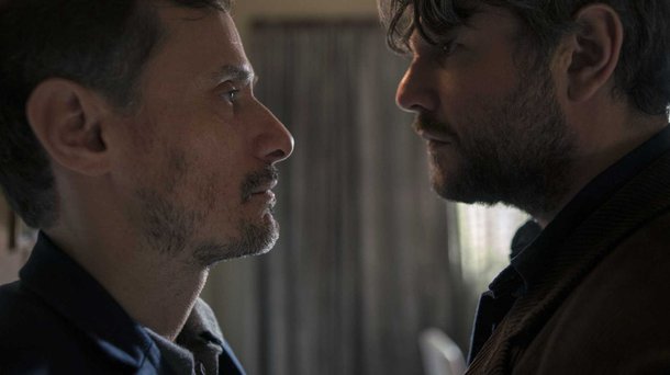 "Fiquei chocada com os atores selton mello e enrique diaz mancharem suas carreiras fazendo um filme nos quais nossa recentíssima história do golpe é totalmente deturpada e ainda se desculparem dizendo que 'não tem direita nem esquerda quando o assunto é corrupção'. De fato não tem, mas quando os fatos são mostrados de forma verdadeira", diz Leda Lins sobre a série criminosa da Netflix, que, deliberadamente, distorce fatos da história recente do País