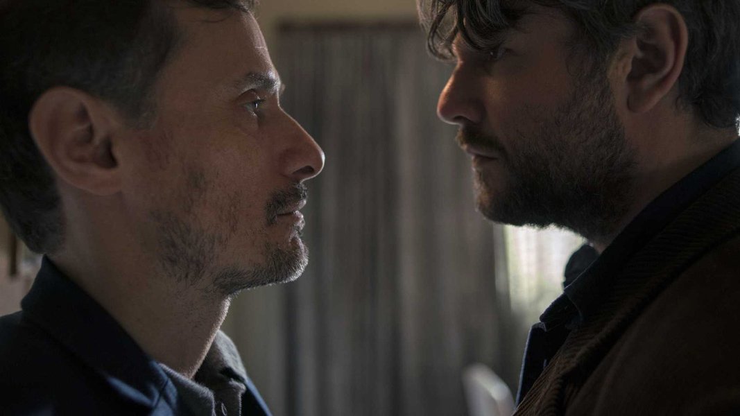 "Fiquei chocada com os atores selton mello e enrique diaz mancharem suas carreiras fazendo um filme nos quais nossa recentíssima história do golpe é totalmente deturpada e ainda se desculparem dizendo que 'não tem direita nem esquerda quando o assunto é corrupção'. De fato não tem, mas quando os fatos são mostrados de forma verdadeira", diz Leda Lins sobre a série criminosa da Netflix, que, deliberadamente, distorce fatos da história recente do País