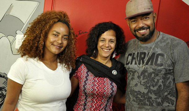 O programa Vozes da Resistência dessa segunda-feira (19) abordou como tema “Marielle Franco, símbolo da luta contra o terror do estado”, com Douglas Belchior, Valdenia Paulino, defensora dos direitos humano, e Katiara Oliveira, membro do coletivo Kilombagem; Valdenia esclarece que a morte da vereadora soma-se a tantas outras, mas com um diferencial de que alguns séculos são necessários para forjar uma liderança social, principalmente num país patriarcal e machista, “toda vez que você tomba uma liderança, você atinge coletivos inteiros”, alerta