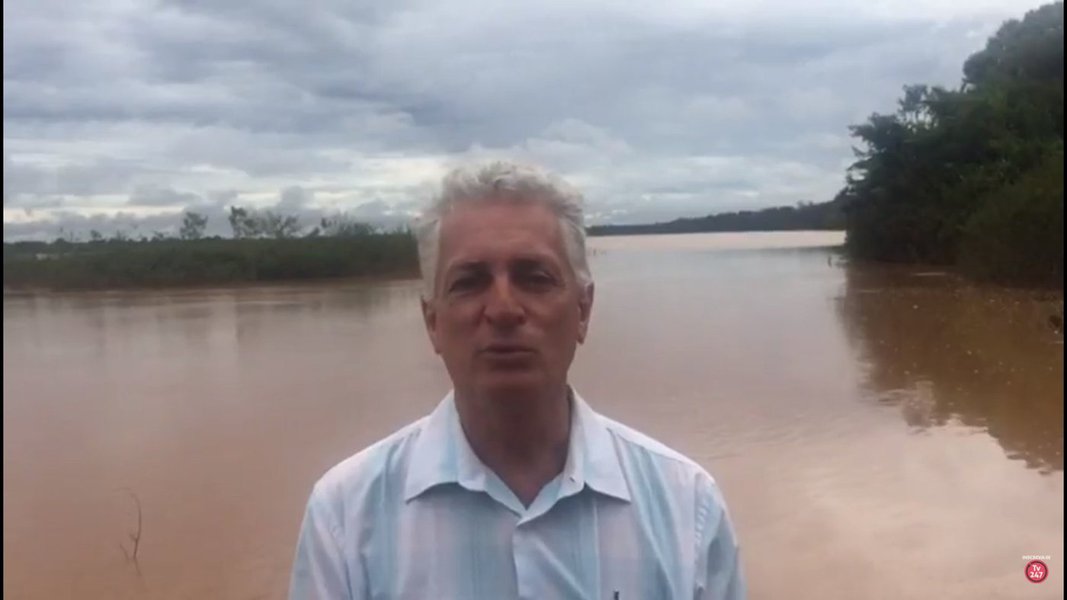 Diferente da Folha de S.Paulo, que deu reportagem de capa neste domingo sobre a transposição sem citar o nome do ex-presidente, autor da obra, o deputado estadual Rogério Correia (PT-MG) faz um vídeo na beira do rio, na divisa entre Minas e Bahia, para nomear o feito