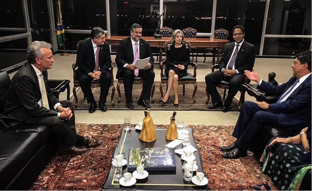 Segundo o líder do PT, deputado Paulo Pimenta (PT-RS), a presidente do STF, ministra Cármen Lúcia, informou "de forma cristalina" que, se o ministro Edson Fachin levar a questão à mesa, imediatamente será pautada, pois cabe a ele tomar tal decisão; a afirmação foi feita nesta quarta durante reunião com parlamentares, que foram ao Supremo pedir que o assunto fosse pautado em plenário