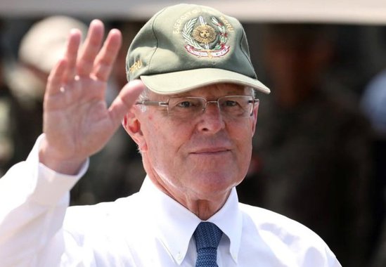 O maior partido de oposição do Peru divulgou gravações de áudio e vídeo nas quais apoiadores do presidente Pedro Pablo Kuczynski parecem oferecer projetos de obras públicas a parlamentares em troca de ajuda para derrotar um pedido de impeachment; o o porta-voz do partido de direita Força Popular disse que trechos de gravações clandestinas de parlamentares e uma autoridade do governo exibidas a jornalistas provam que Kuczynski estava tentando “comprar” votos