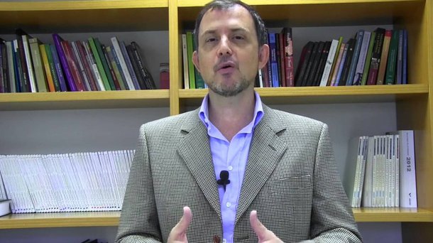 O economista Nelson Marconi, um dos principais formuladores do programa do presidenciável Ciro Gomes (PDT), defende que o dólar entre R$ 3,80 e R$ 4 estaria no patamar necessário para a indústria nacional ter uma margem de lucro semelhante à do exterior e impulsionar o crescimento do país; segundo Marconi, "é preciso respeitar a eficiência do mercado", mas destaca a necessidade de uma reforma tributária "que acelere a distribuição de renda"