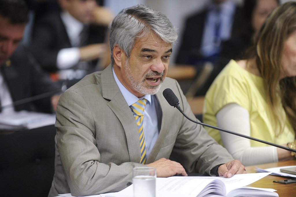 Após fechar as unidades próprias do programa Farmácia Popular, o governo de Michel Temer (MDB), agora propõe mudanças que podem acabar de vez com o programa; criador do programa e ex-ministro da Saúde, o líder da Oposição no Senado, Humberto Costa (PT), criticou as mudanças. “O governo Temer quer acabar, de maneira irresponsável, com um dos programas mais bem sucedidos do Brasil na área da saúde e que vem desde o governo de Lula. O Farmácia Popular foi criado para oferecer para a população medicamentos de graça ou a preço de custo”, afirmou