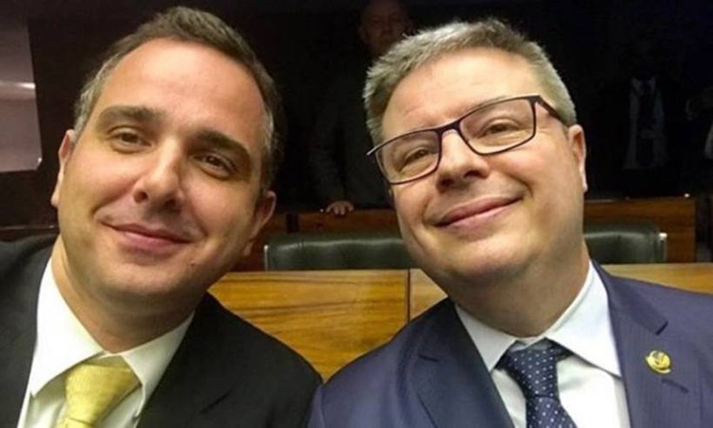 Fragilizados politicamente em Minas, apesar dos esforços do presidenciável Geraldo Alckmin que pressiona o senador Antonio Anastasia para ser candidato ao governo, os tucanos estão sendo sondados para apoiar a candidatura do deputado federal Rodrigo Pacheco; o parlamentar afirma que foi Anastasia quem incentivou a sua candidatura; “Ele afirmou a mim categoricamente que não será o candidato ao governo e espero muito ter o apoio do ex-governador à nossa candidatura”, disse Pacheco
