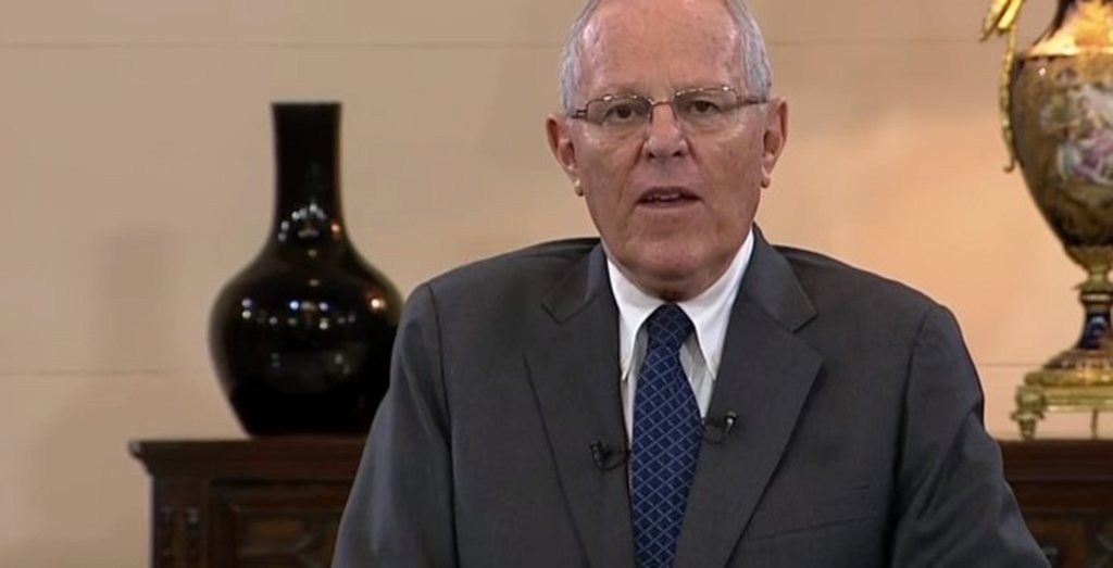 
O Congresso do Peru aprovou um segundo pedido de impeachment contra o presidente Pedro Pablo Kuczynski. Ao contrário do que ocorreu em dezembro de 2017, desta vez o líder peruano não terá como escapar do processo pelo seu afastamento antecipado do poder devido às denúncias do recebimento de propinas da empresa Odebrecht; o professor de Relações Internacionais da Universidade Federal Fluminense (UFF) e especialista em políticas latino-americanas, Eduardo Heleno dos Santos, Kuczynski ressaltou que o Parlamento se voltou contra o presidente, com o predomínio dos votos dos integrantes dos partidos de esquerda
