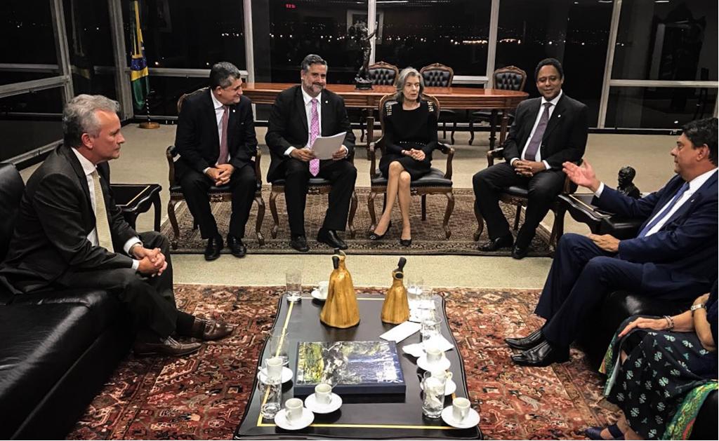 Segundo o líder do PT, deputado Paulo Pimenta (PT-RS), a presidente do STF, ministra Cármen Lúcia, informou "de forma cristalina" que, se o ministro Edson Fachin levar a questão à mesa, imediatamente será pautada, pois cabe a ele tomar tal decisão; a afirmação foi feita nesta quarta durante reunião com parlamentares, que foram ao Supremo pedir que o assunto fosse pautado em plenário