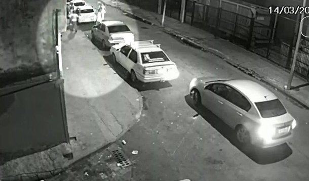 Um dos carros suspeitos de terem sido utilizados no assassinato da socióloga e vereadora Marielle Franco (PSOL-RJ) foi apreendido pela Polícia da cidade de Ubá, em Minas Gerais, entre o final da noite deste sábado (17) e a madrugada deste domingo (18); delegado Alexandrino Rosa de Souza informou que uma denúncia anônima feita à Polícia Civil do Rio de Janeiro indicou a localização do veículo na cidade da Zona da Mata. Uma equipe da perícia do Rio está a caminho do local