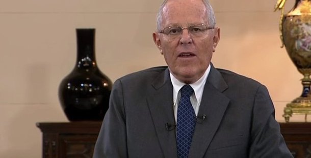 
O Congresso do Peru aprovou um segundo pedido de impeachment contra o presidente Pedro Pablo Kuczynski. Ao contrário do que ocorreu em dezembro de 2017, desta vez o líder peruano não terá como escapar do processo pelo seu afastamento antecipado do poder devido às denúncias do recebimento de propinas da empresa Odebrecht; o professor de Relações Internacionais da Universidade Federal Fluminense (UFF) e especialista em políticas latino-americanas, Eduardo Heleno dos Santos, Kuczynski ressaltou que o Parlamento se voltou contra o presidente, com o predomínio dos votos dos integrantes dos partidos de esquerda
