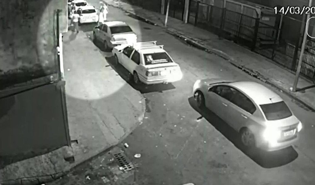 Um dos carros suspeitos de terem sido utilizados no assassinato da socióloga e vereadora Marielle Franco (PSOL-RJ) foi apreendido pela Polícia da cidade de Ubá, em Minas Gerais, entre o final da noite deste sábado (17) e a madrugada deste domingo (18); delegado Alexandrino Rosa de Souza informou que uma denúncia anônima feita à Polícia Civil do Rio de Janeiro indicou a localização do veículo na cidade da Zona da Mata. Uma equipe da perícia do Rio está a caminho do local