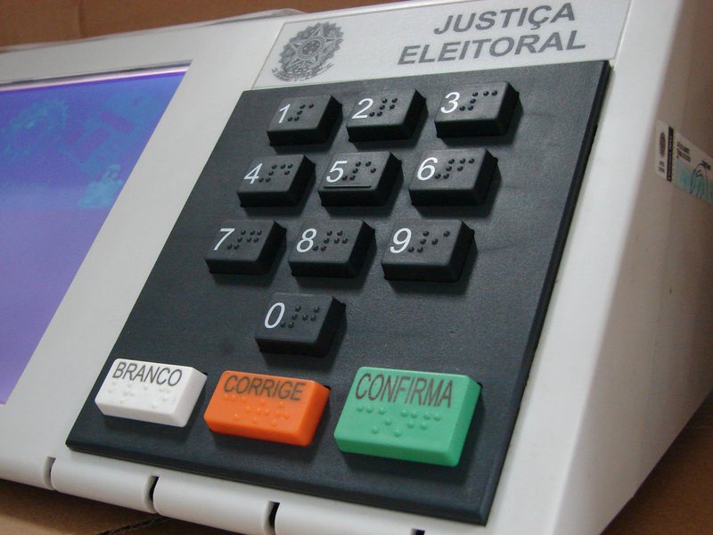 A partir desta segunda-feira (12), o Tribunal Regional Eleitoral do Ceará (TRE-CE) conta com agendamento para que os eleitores realizem o cadastro da biometria em um dos sete shoppings de Fortaleza onde o órgão mantém um posto. A biometria ainda não é obrigatória e Fortaleza