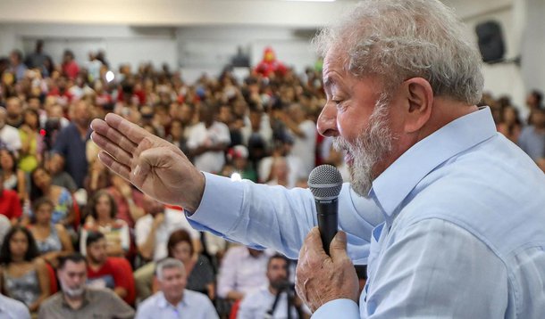 "Ao fazer profissão de fé nas instituições, Lula deixa escapar uma grande oportunidade de botar o dedo na ferida, denunciando ao Brasil e ao mundo que o pacto republicano e democrático produzido que resultou da Constituição de 1988 virou pó", avalia o jornalista e colunista do 247 Bepe Damasco; "Vejo como um grave equívoco, não só de Lula, mas de quadros importantes do PT, a insistência em apontar 'setores do Judiciário, do MP e da PF' como os vilões da democracia. Basta de ilusões. Os que honram a toga e suas funções públicas nessas instituições são pontos fora da curva, exceções que só confirmam a regra, que é a adesão em bloco de suas excelências à perseguição ao maior líder popular do país e ao seu partido", diz ele 