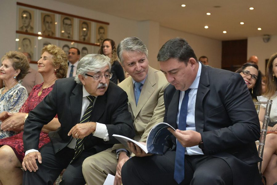 O presidente da Assembleia Legislativa, José Vitti (PSDB) lançou no início da noite desta quinta-feira, 8, o livro “O Poder Legislativo em Goiás: memorias e Registros"; a obra é de autoria dos professores doutores Denise Paiva Ferreira e Francisco Itami Campos; O livro, fruto de parceria entre o Parlamento e a Universidade Federal de Goiás, busca preservar a memória do Legislativo durante o período republicano, com um capítulo especial sobre a história das deputadas estaduais na Casa do Povo